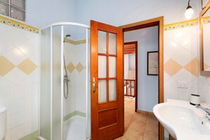 Banheira, secador de cabelo, toalhas de banho 