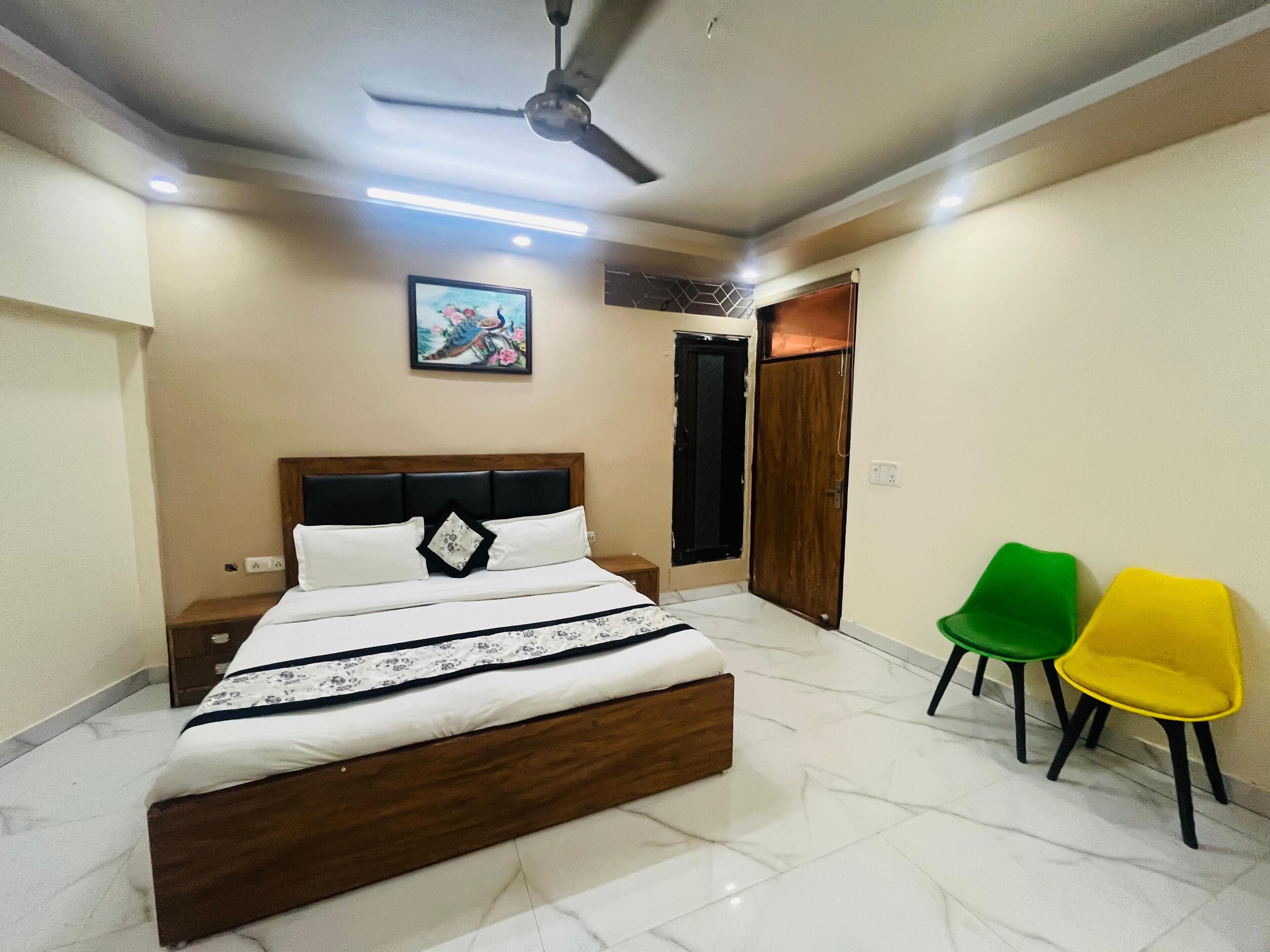 Desk, soundproofing, free WiFi, bed sheets