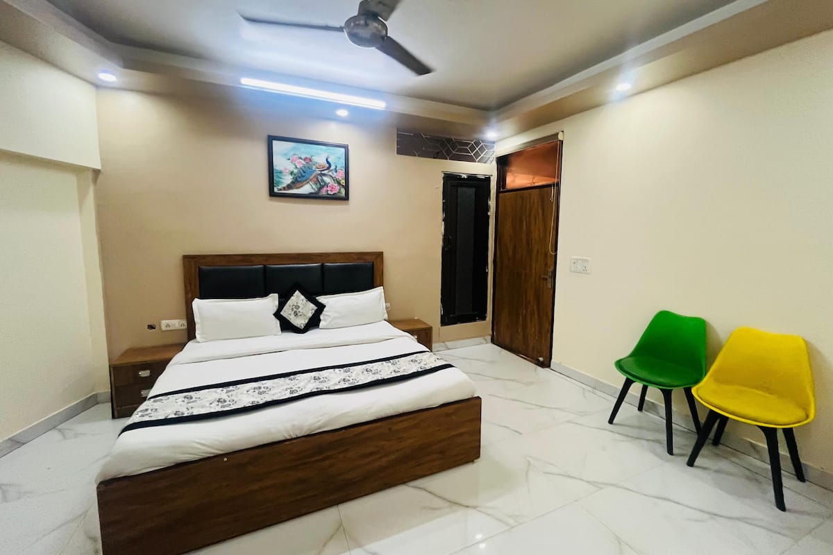 Desk, soundproofing, free WiFi, bed sheets