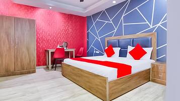 Una scrivania, insonorizzazione, Wi-Fi gratuito, lenzuola