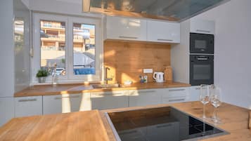 Großer Kühlschrank, Mikrowelle, Espressomaschine, Wasserkocher