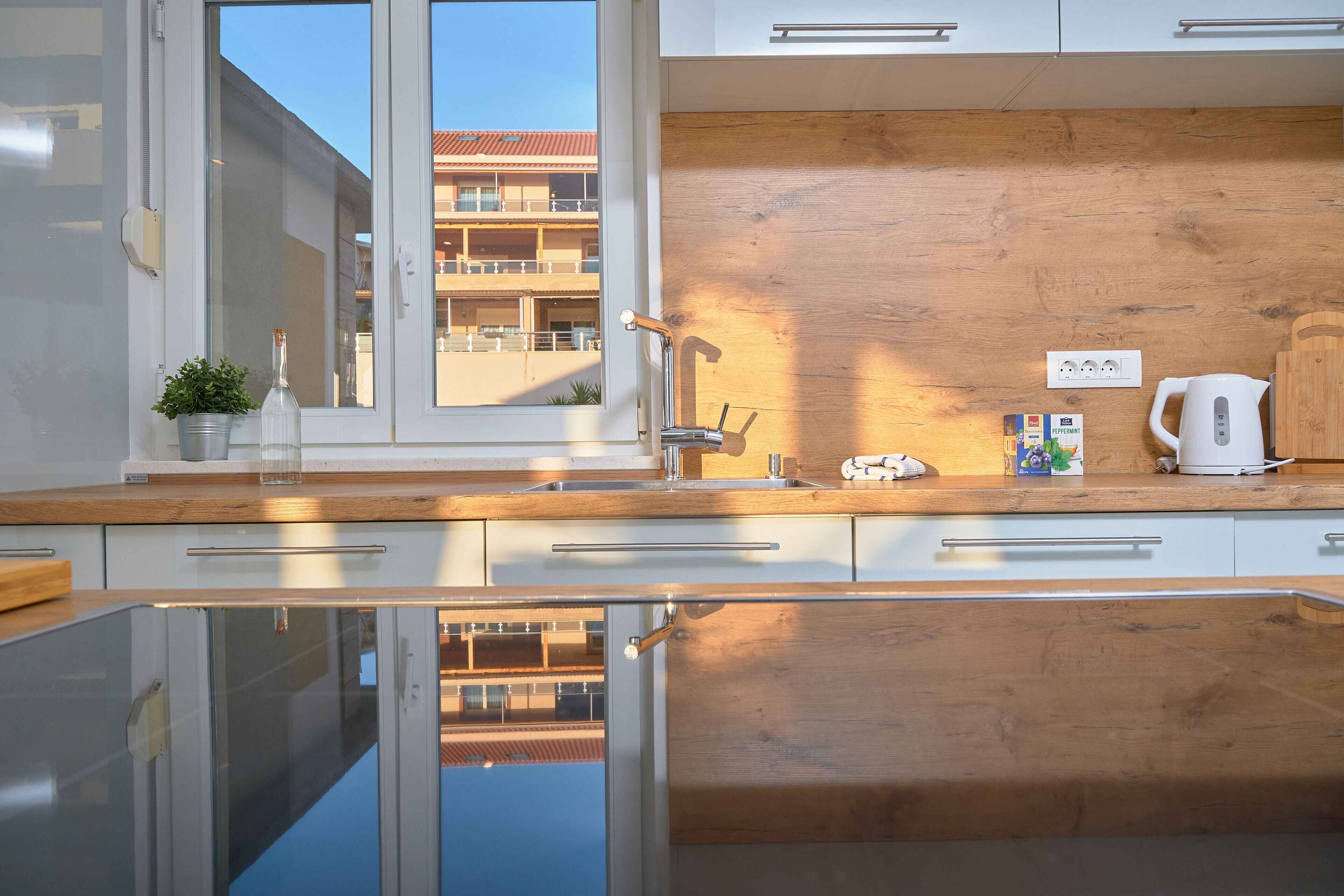 Großer Kühlschrank, Mikrowelle, Espressomaschine, Wasserkocher