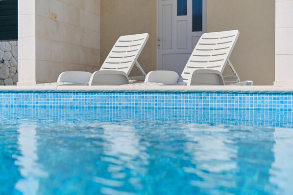 Seasonal outdoor pool - M&M Holiday House with a Pool by Litto (Podstrana)