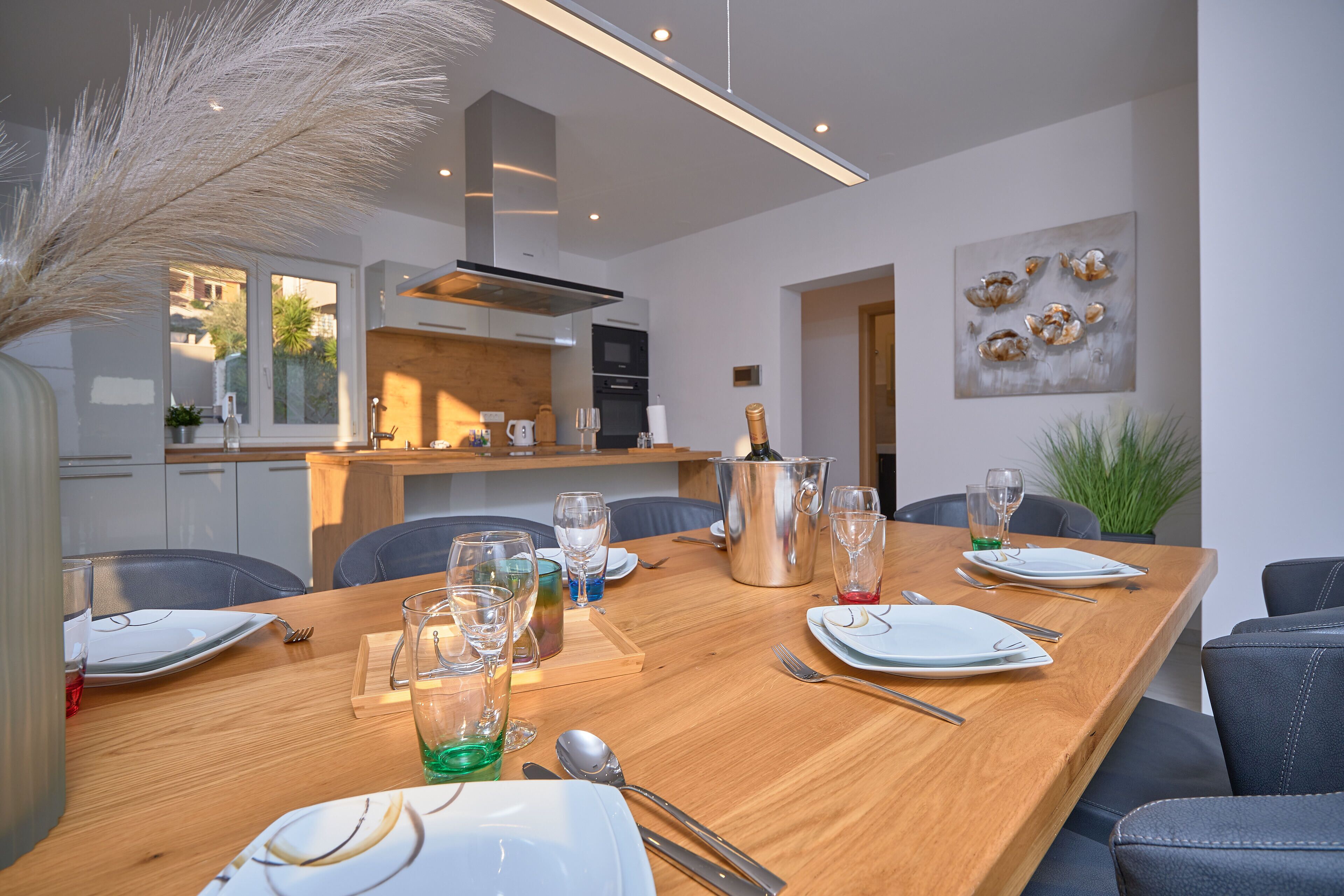 Een koelkast met diepvriezer, een microgolfoven, een espressoapparaat