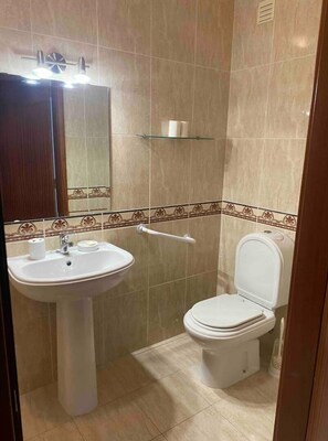 Dusche, Haartrockner, Bidet, Handtücher
