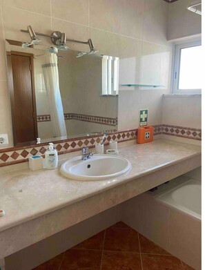 Regadera, secadora de cabello, bidet, toallas 