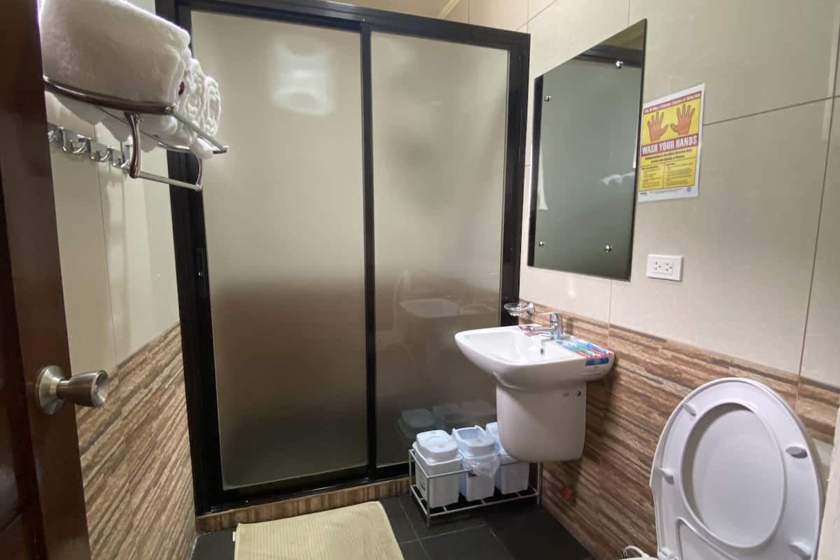 Phòng dành cho gia đình | Phòng tắm | Buồng tắm vòi sen, vòi sen phun mưa, đồ dùng nhà tắm miễn phí 