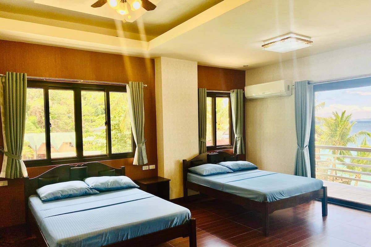 Phòng đôi hoặc 2 giường đơn Economy | Két bảo mật tại phòng, khu vực làm việc phù hợp cho laptop 