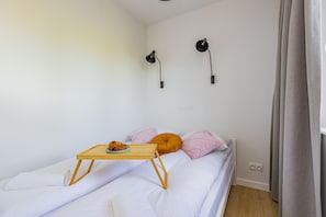 Appartement Confort | Rideaux d’obscurcissement, fer et planche à repasser