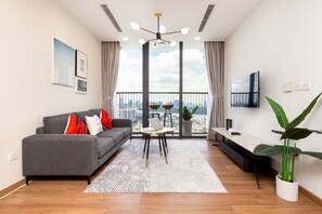 Departamento Premium, 3 habitaciones, balcón, vista a la ciudad | Sala de estar | Smart TV de 42 pulgadas con canales vía satélite y películas con cargo 