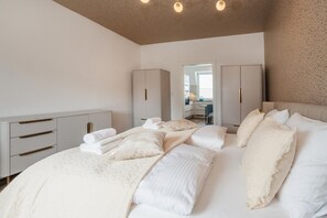 2 bedrooms, desk, WiFi (free)