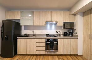 Fridge, microwave, oven, stovetop - w* | Modern 2BR in the Heart of Miraflores (Miraflores)