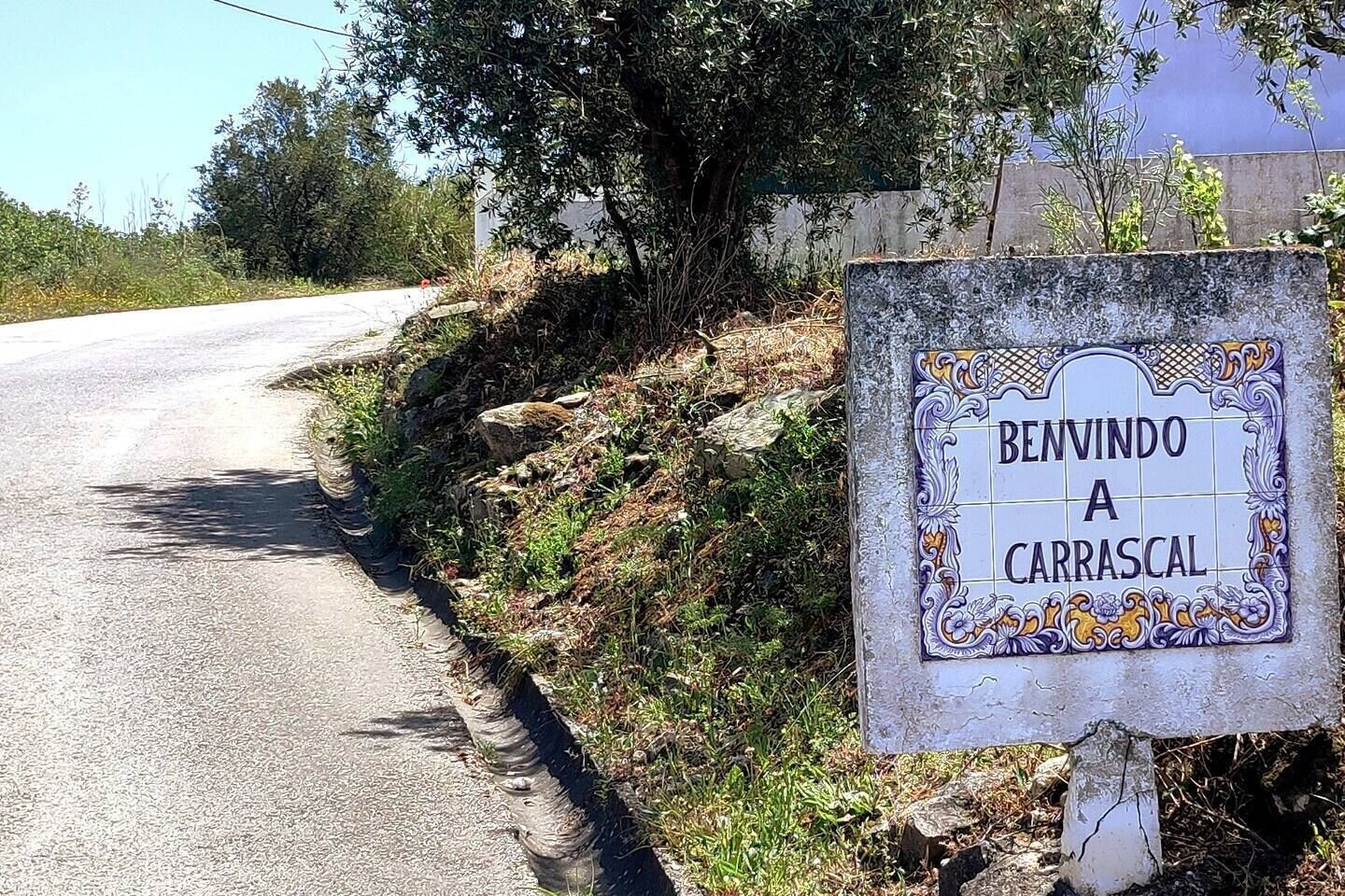 A road sign with decorative borders and the text "BENVINDO A CARRASCAL".