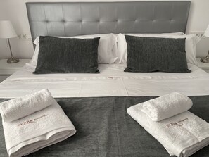 2 bedrooms, iron/ironing board, free WiFi, bed sheets - A 300 mts de la Puerta Del Sol, Lujoso Apartamento con Altas Calidades (Madrid)