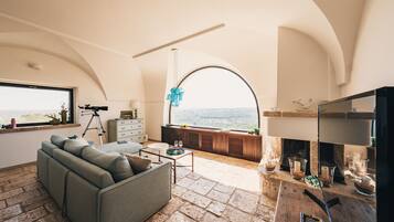 Panorama suite, 1 slaapkamer, toegang tot zwembad, uitzicht op vallei | Woonruimte