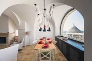 Comfort Villa, 3 Bedrooms, Pool Access, Valley View | Dining room