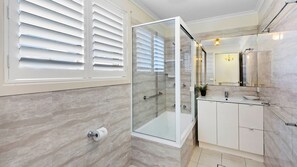 Shower, hair dryer, towels - Sunset at Gibbon - Downtown Lennox Townhouse (Lennox Head)