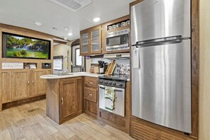 Refrigerador, microondas, horno y parrilla de estufa 