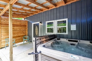 Outdoor spa tub