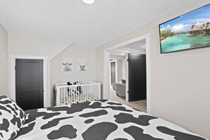 4 bedrooms, desk, iron/ironing board, cots/infant beds - Cattle Cottage: 2 minutes to the marina (Millersport)