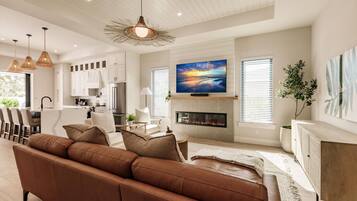 Älytelevisio, takka, kirjoja, stereot