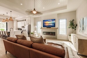 Smart-TV, Kamin, Bücher, Stereoanlage