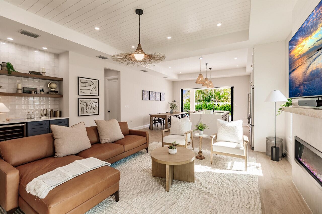 Smart TV, fireplace, books, stereo