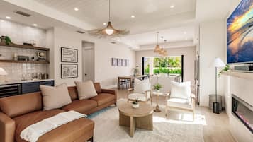 Een smart-tv, een open haard, boeken en een stereo