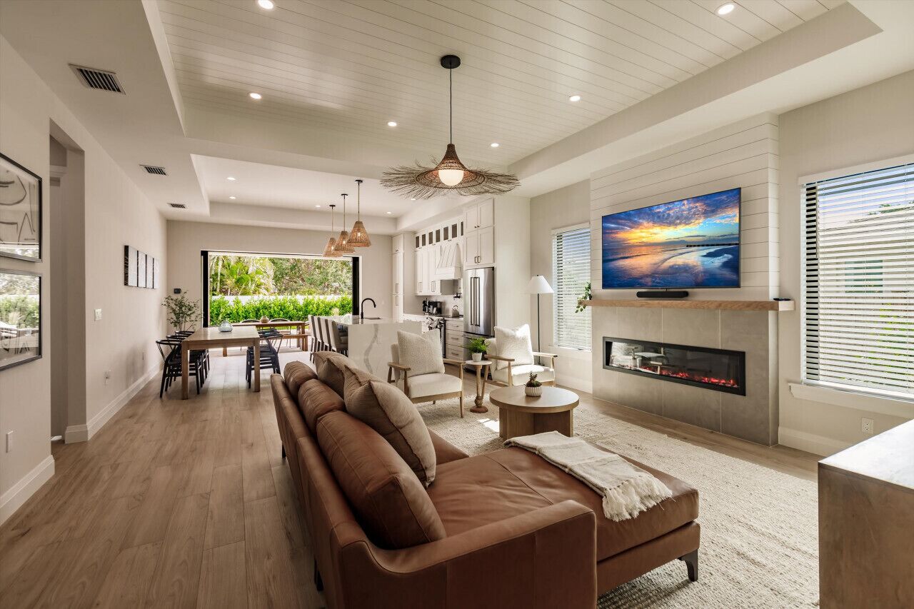 Smart TV, fireplace, books, stereo