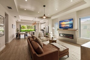 Smart TV, fireplace, books, stereo