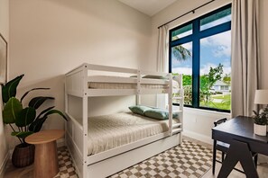 4 camere, una scrivania, ferro/asse da stiro, culla da viaggio