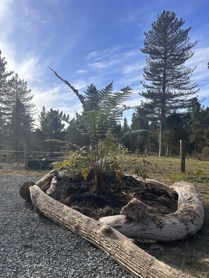 Property grounds - Ruru Tiny House by Tiny Away (Puramahoi)