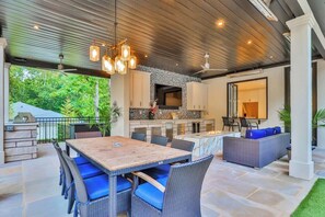 Outdoor dining - The Grand Escape, Modern Luxury, Class (Atlanta)