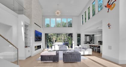 This house is a 5 bedroom(s), 8 bathrooms, located in Atlanta, GA.