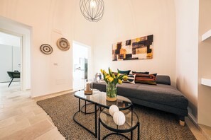 Superior-Apartment, 3 Schlafzimmer, Terrasse, Stadtblick | Wohnbereich