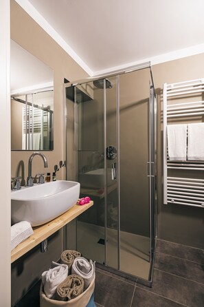 Superior-Apartment, 3 Schlafzimmer, Terrasse, Stadtblick | Badezimmer | Dusche, Regendusche, Haartrockner, Bidet