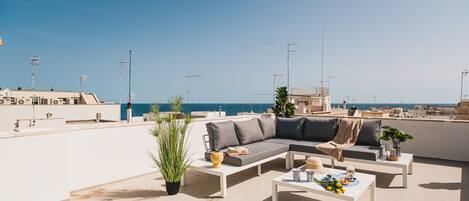 Panoramic-Apartment, 2 Schlafzimmer, Terrasse, eingeschränkter Meerblick | Blick vom Balkon