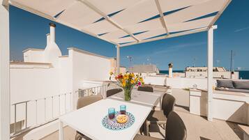 Apartamento panorâmico, 2 quartos, terraço, vista parcial para o mar | Terraço/pátio
