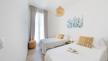 Appartamento panoramico, 2 camere da letto, terrazzo, vista mare parziale | 2 camere, Wi-Fi gratuito, lenzuola