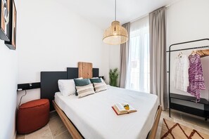 Panoramic-Apartment, 2 Schlafzimmer, Terrasse, eingeschränkter Meerblick | Kostenloses WLAN, Bettwäsche