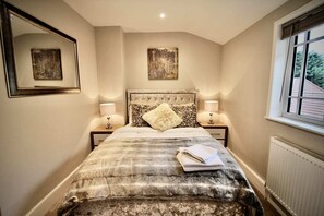 6 bedrooms, WiFi, bed sheets