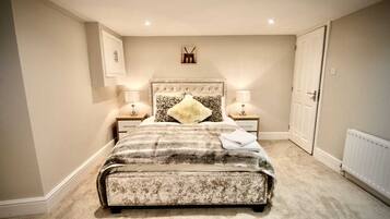 6 bedrooms, WiFi, bed sheets
