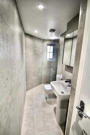 Shower, hair dryer - Mill House Townhouse (Newmarket)
