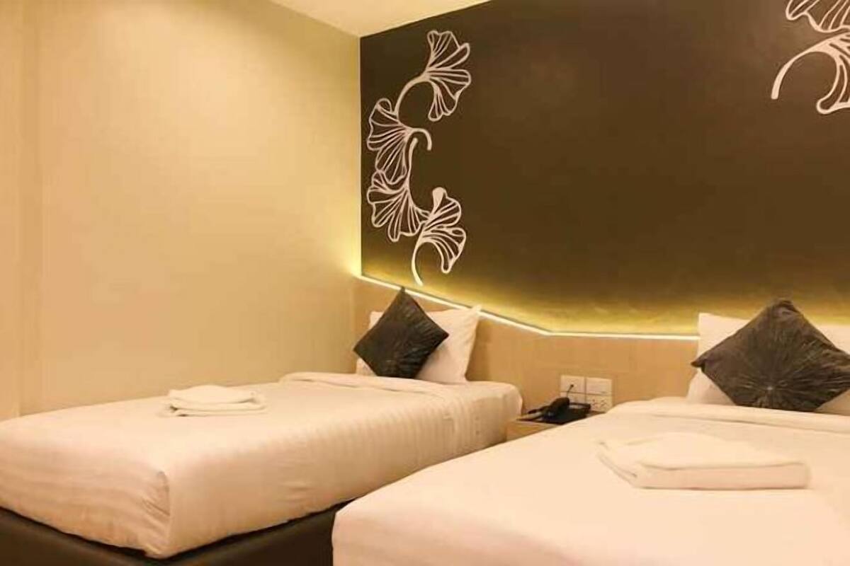 Ropa de cama de alta calidad, colchones Tempur-Pedic y escritorio