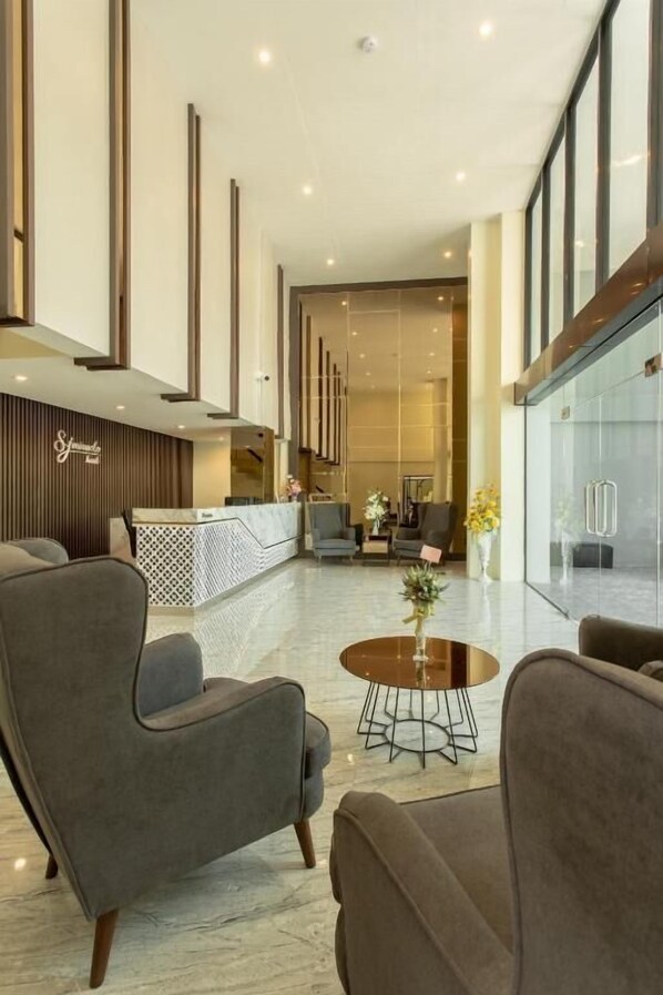Lobby sitting area - SJ Miracle Hotel (Hat Yai)