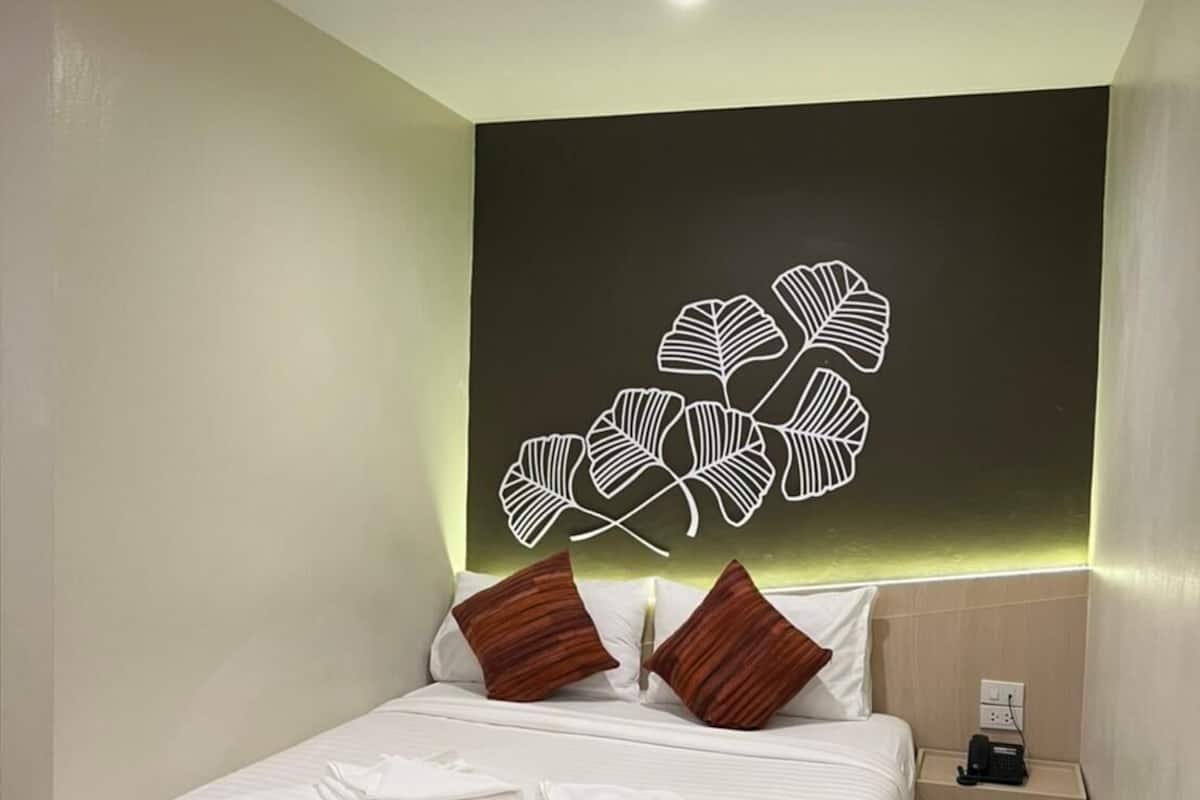 Standard Double Room, 1 Queen Bed, Non Smoking, Refrigerator | Premium bedding, Tempur-Pedic beds, desk, blackout drapes