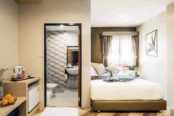 Standard Studio | Premium bedding, Tempur-Pedic beds, desk, blackout drapes - SJ Miracle Hotel (Hat Yai)