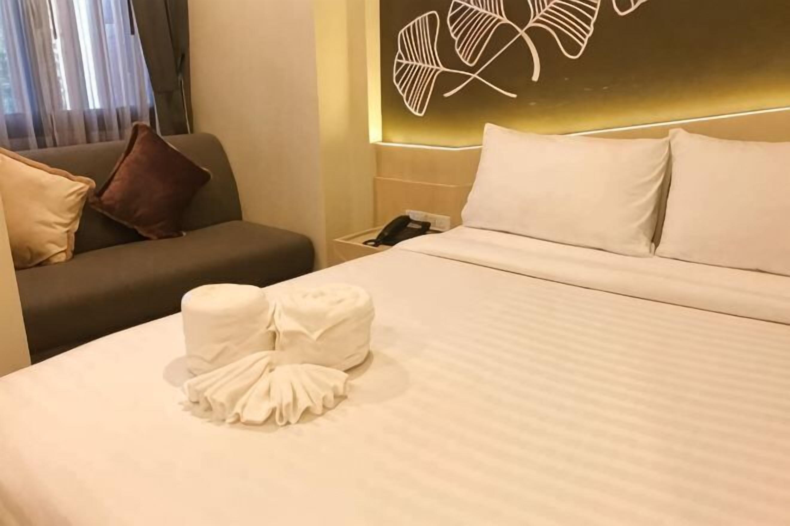 Literie de qualité, lit avec matelas Tempur-Pedic, bureau