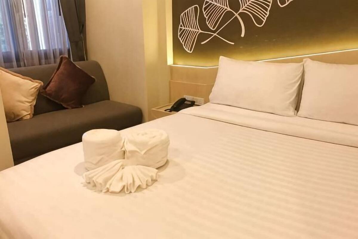 Literie de qualité, lit avec matelas Tempur-Pedic, bureau