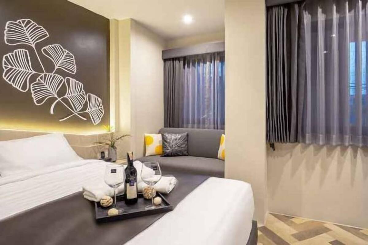 Ropa de cama de alta calidad, colchones Tempur-Pedic y escritorio